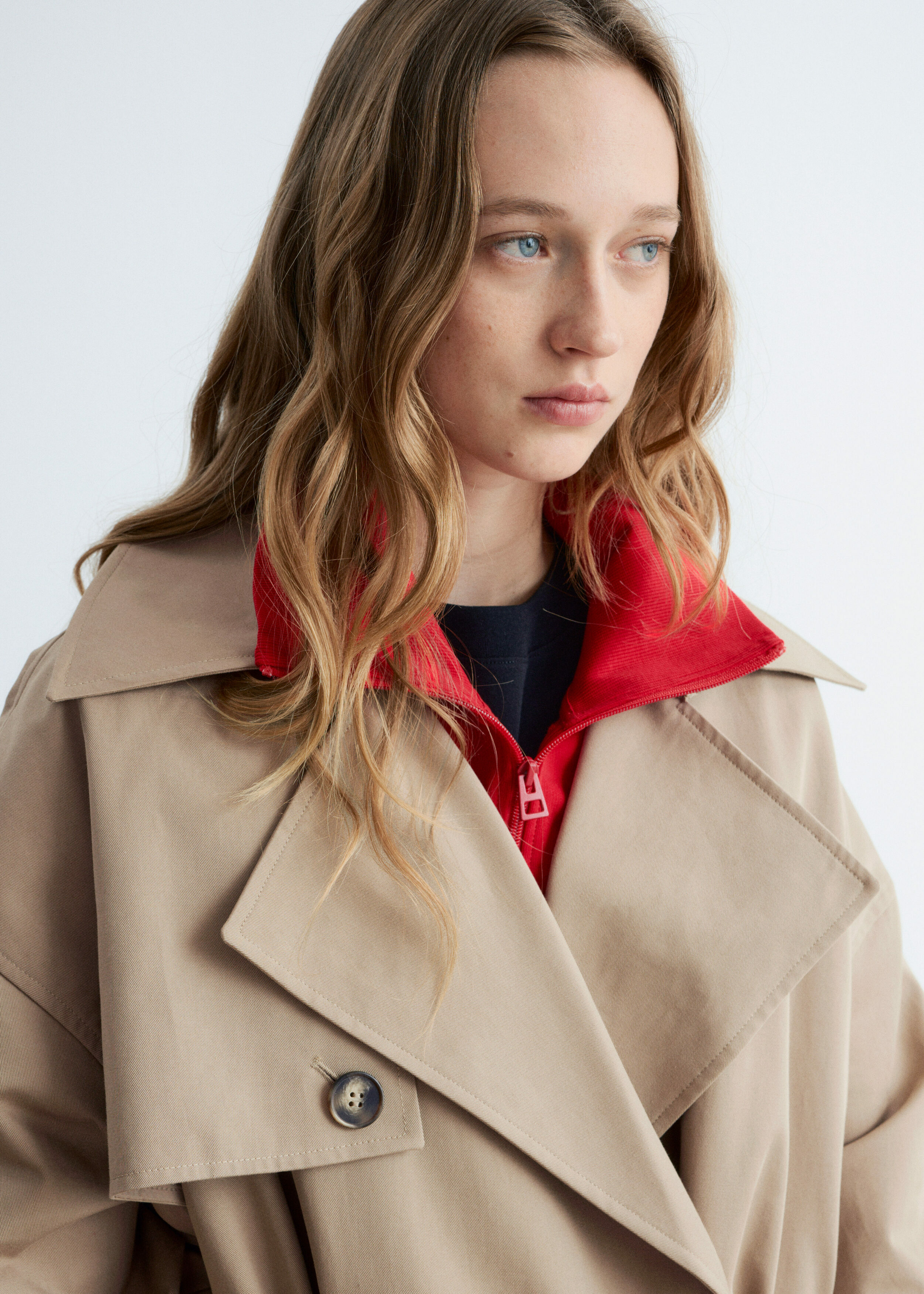 앤아더스토리즈 더블 브레스티드 트렌치 코트의 베이지컬러 ECOMLook입니다.