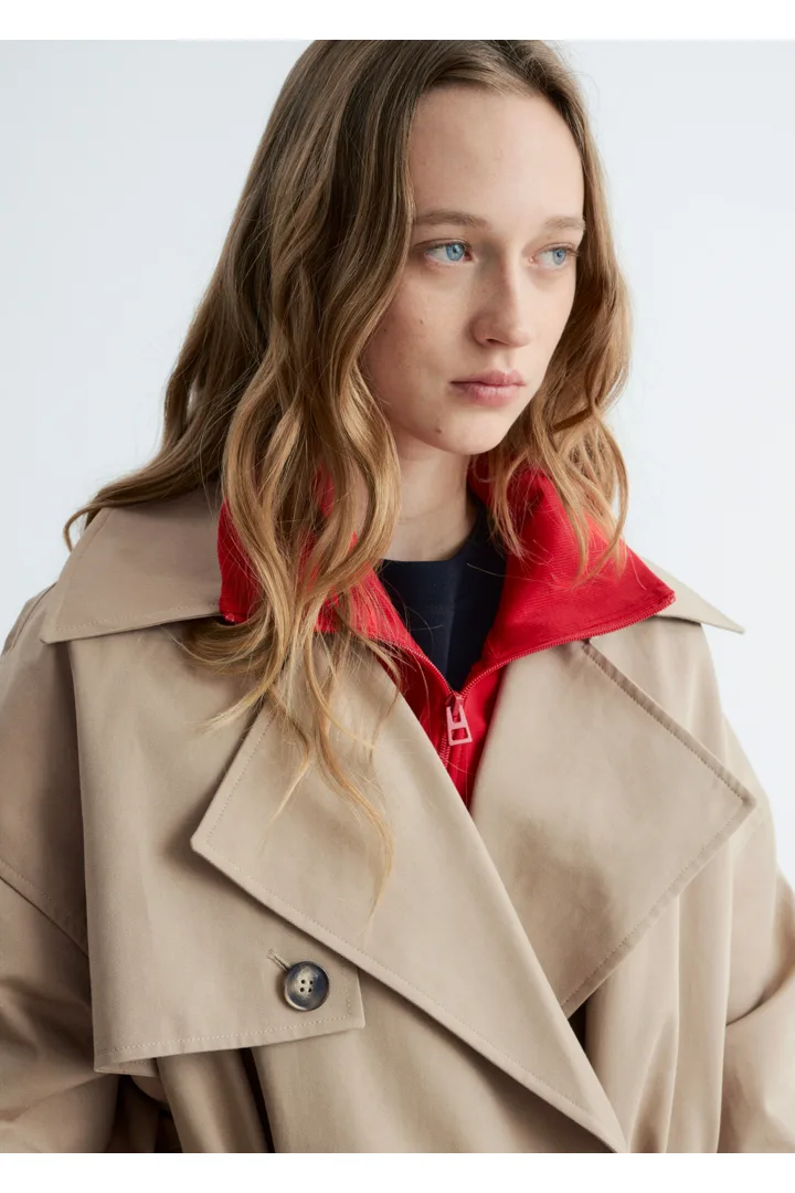 앤아더스토리즈 더블 브레스티드 트렌치 코트의 베이지컬러 ECOMLook입니다.