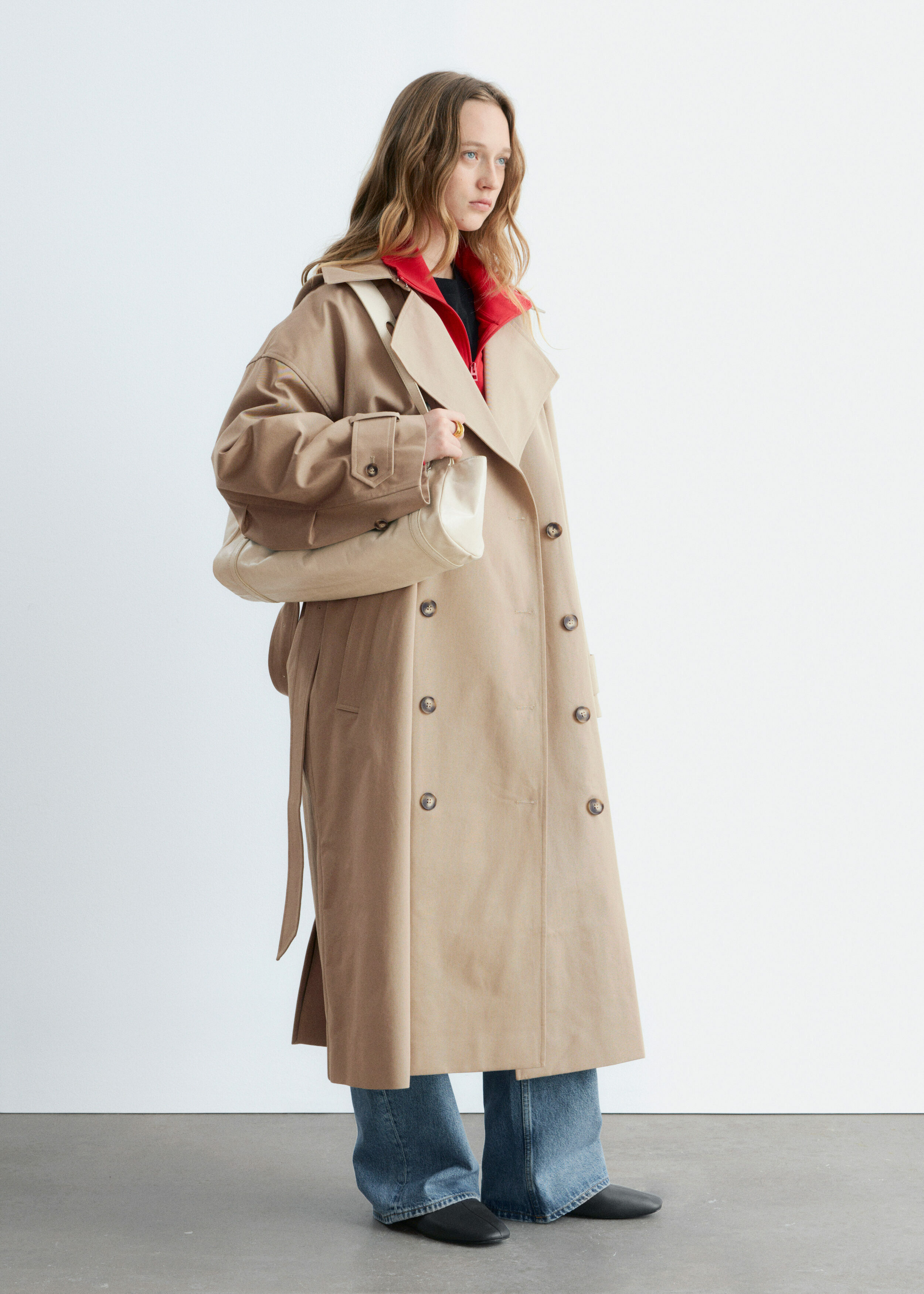 앤아더스토리즈 더블 브레스티드 트렌치 코트의 베이지컬러 ECOMLook입니다.