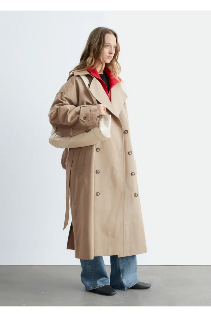 앤아더스토리즈 더블 브레스티드 트렌치 코트의 베이지컬러 ECOMLook입니다.