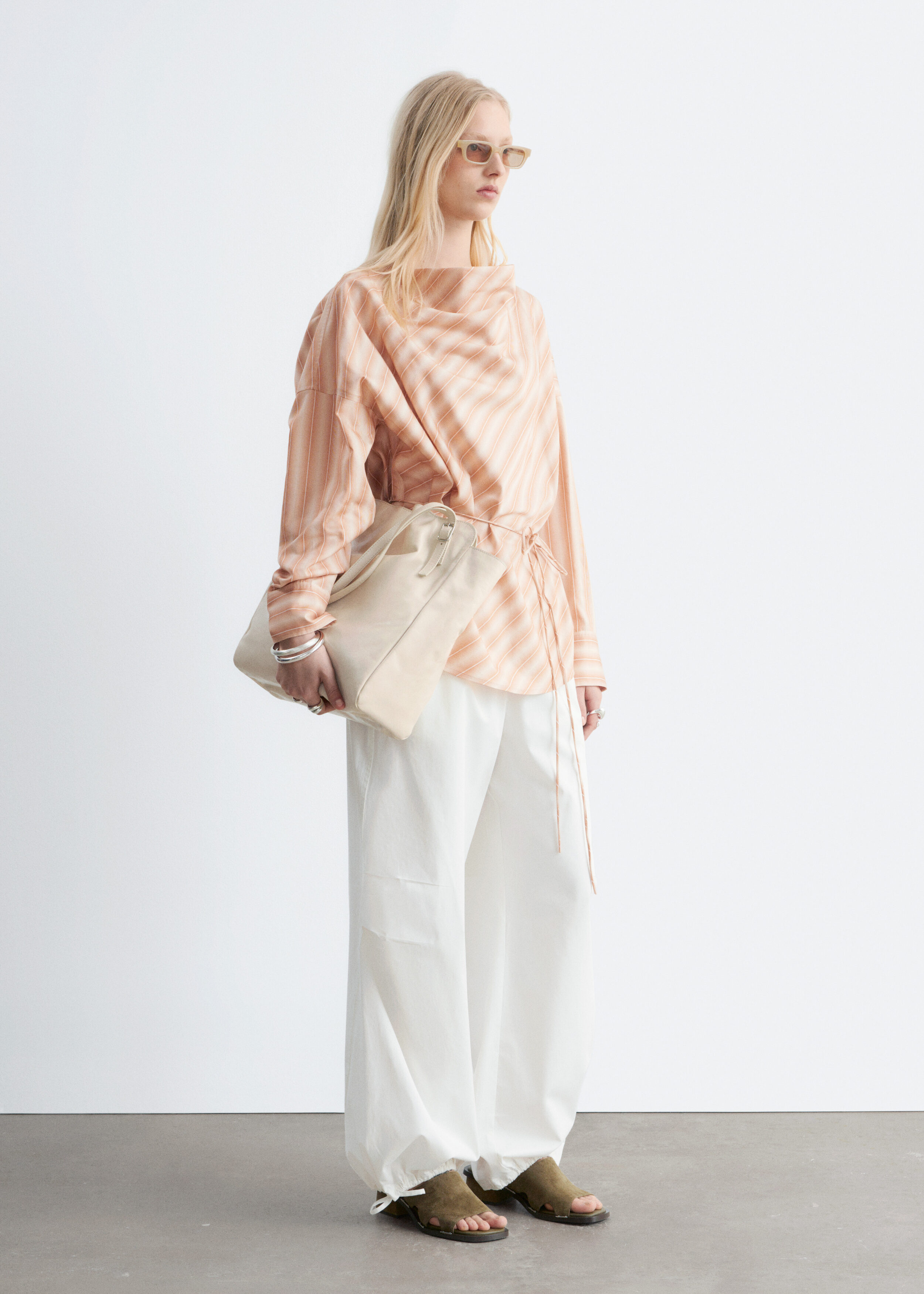 앤아더스토리즈 스트라이프 카울 넥 블라우스의 오렌지/스트라이프컬러 ECOMLook입니다.