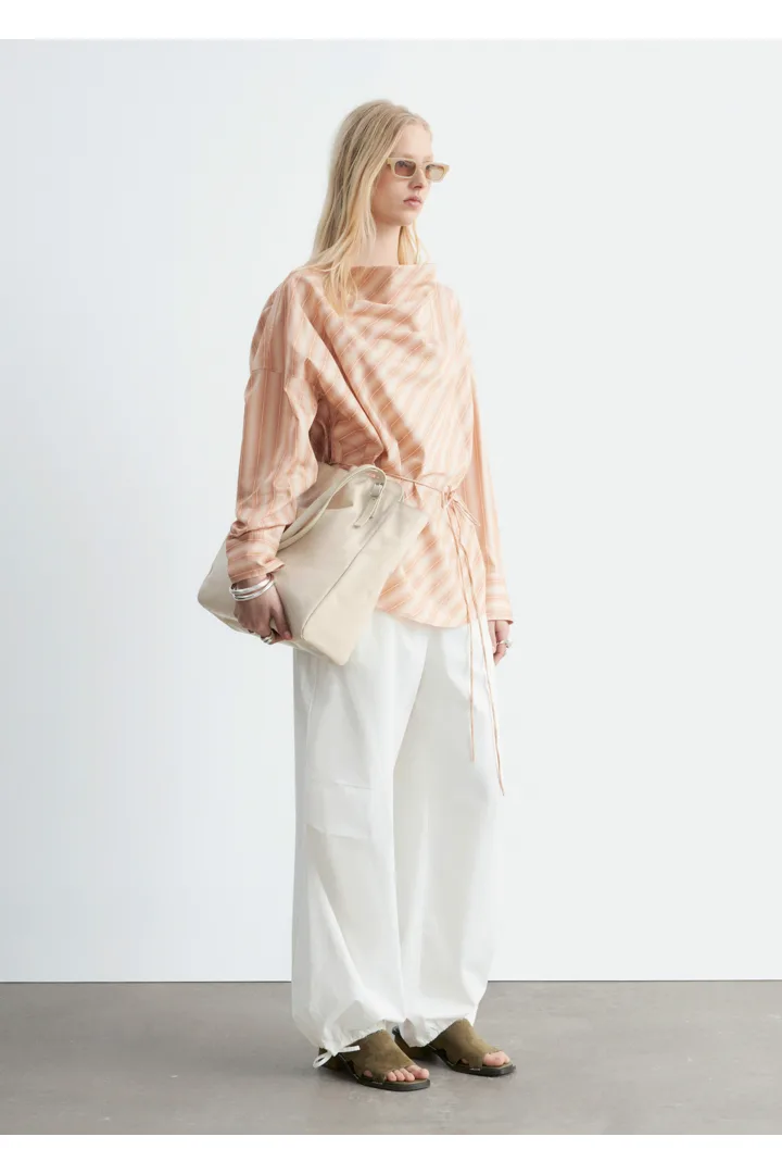 앤아더스토리즈 스트라이프 카울 넥 블라우스의 오렌지/스트라이프컬러 ECOMLook입니다.