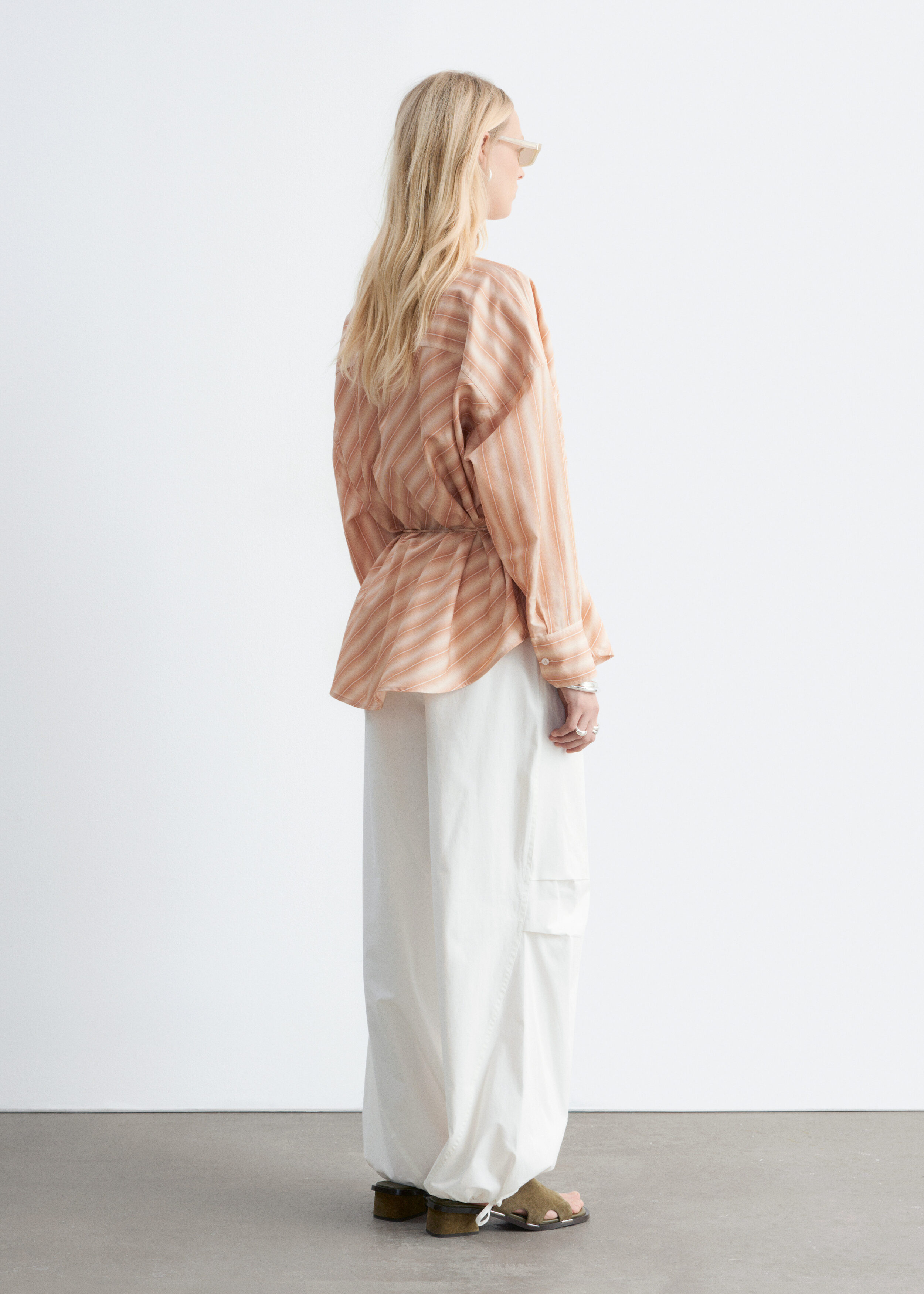 앤아더스토리즈 스트라이프 카울 넥 블라우스의 오렌지/스트라이프컬러 ECOMLook입니다.