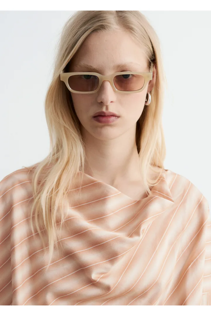 앤아더스토리즈 스트라이프 카울 넥 블라우스의 오렌지/스트라이프컬러 ECOMLook입니다.