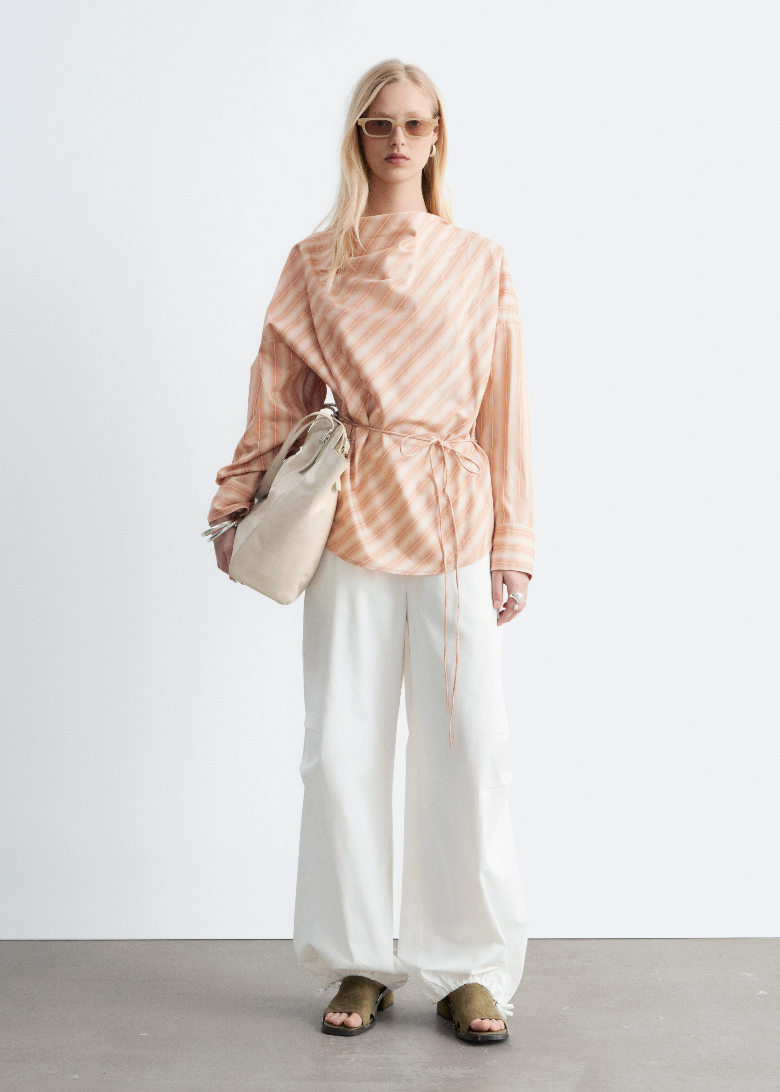 앤아더스토리즈 스트라이프 카울 넥 블라우스의 오렌지/스트라이프컬러 ECOMLook입니다.