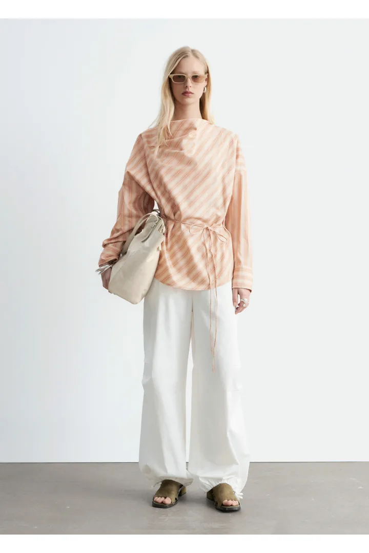 앤아더스토리즈 스트라이프 카울 넥 블라우스의 오렌지/스트라이프컬러 ECOMLook입니다.