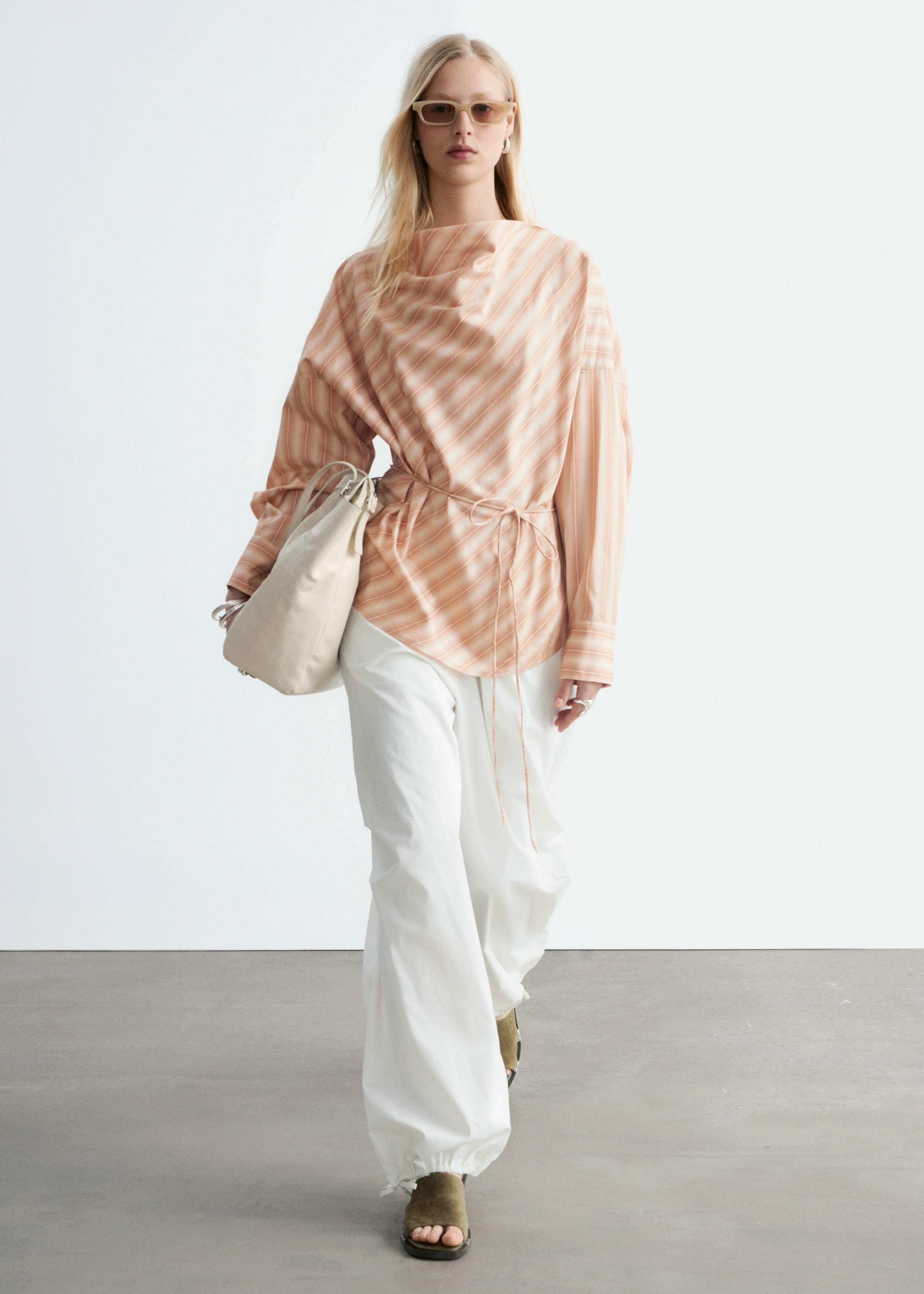 앤아더스토리즈 스트라이프 카울 넥 블라우스의 오렌지/스트라이프컬러 ECOMLook입니다.