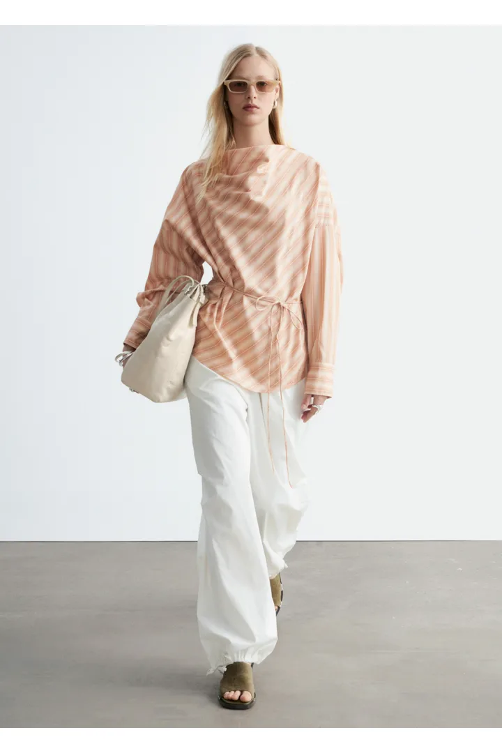 앤아더스토리즈 스트라이프 카울 넥 블라우스의 오렌지/스트라이프컬러 ECOMLook입니다.